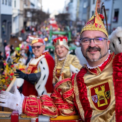 Ließ sich feiern: das Euskirchener Dreigestirn aus Prinz Mucki I. (Tews), Jungfrau Johanna (Jochen Tews) und Bauer Thomas (Wierum).