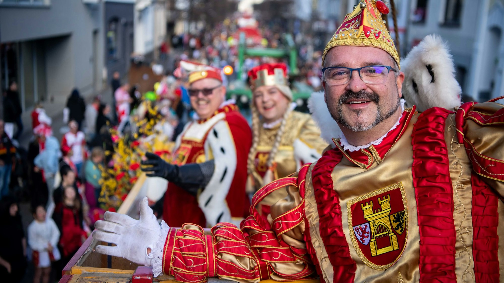 Ließ sich feiern: das Euskirchener Dreigestirn aus Prinz Mucki I. (Tews), Jungfrau Johanna (Jochen Tews) und Bauer Thomas (Wierum).