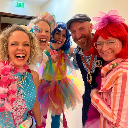 Autorin Lisa Harmann (links) mit Freundinnen.