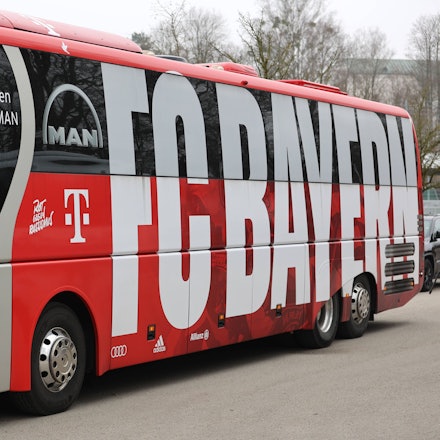 Der Teambus des FC Bayern München wurde entgegen der Anweisung des Einsatzleiters nach einem Unfall im Abreiseverkehr nach dem Gastspiel bei Borussia Mönchengladbach durch eine Rettungsgasse geführt.