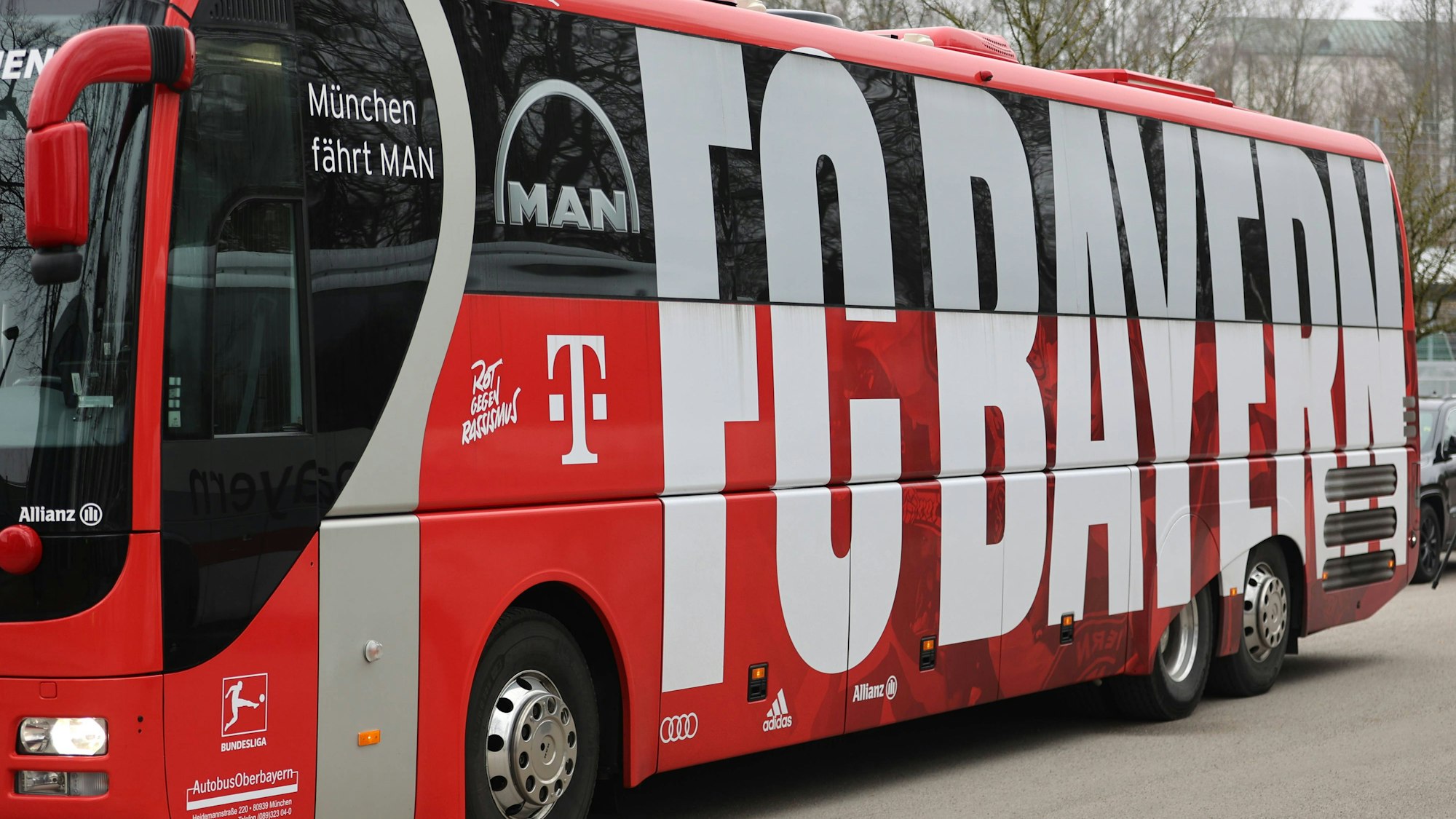 Der Teambus des FC Bayern München wurde entgegen der Anweisung des Einsatzleiters nach einem Unfall im Abreiseverkehr nach dem Gastspiel bei Borussia Mönchengladbach durch eine Rettungsgasse geführt.
