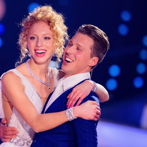 Anna Ermakova, Model, und Valentin Lusin, Profitänzer, freuen sich bei der Kennenlernshow zu Beginn der 16. Staffel der RTL-Tanzshow "Let's Dance" im Coloneum. Sie werden in Zukunft in der RTL-Tanzshow miteinander tanzen. Foto: Rolf Vennenbernd/dpa +++ dpa-Bildfunk +++