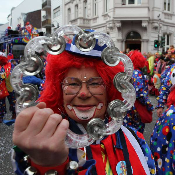 Froh, dass der janze Driss vorbei ist: Die Siegburger Clowns zeigten sich zum Rosenmontagszug bester Laune.