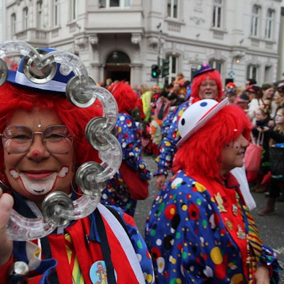 Froh, dass der janze Driss vorbei ist: Die Siegburger Clowns zeigten sich zum Rosenmontagszug bester Laune.