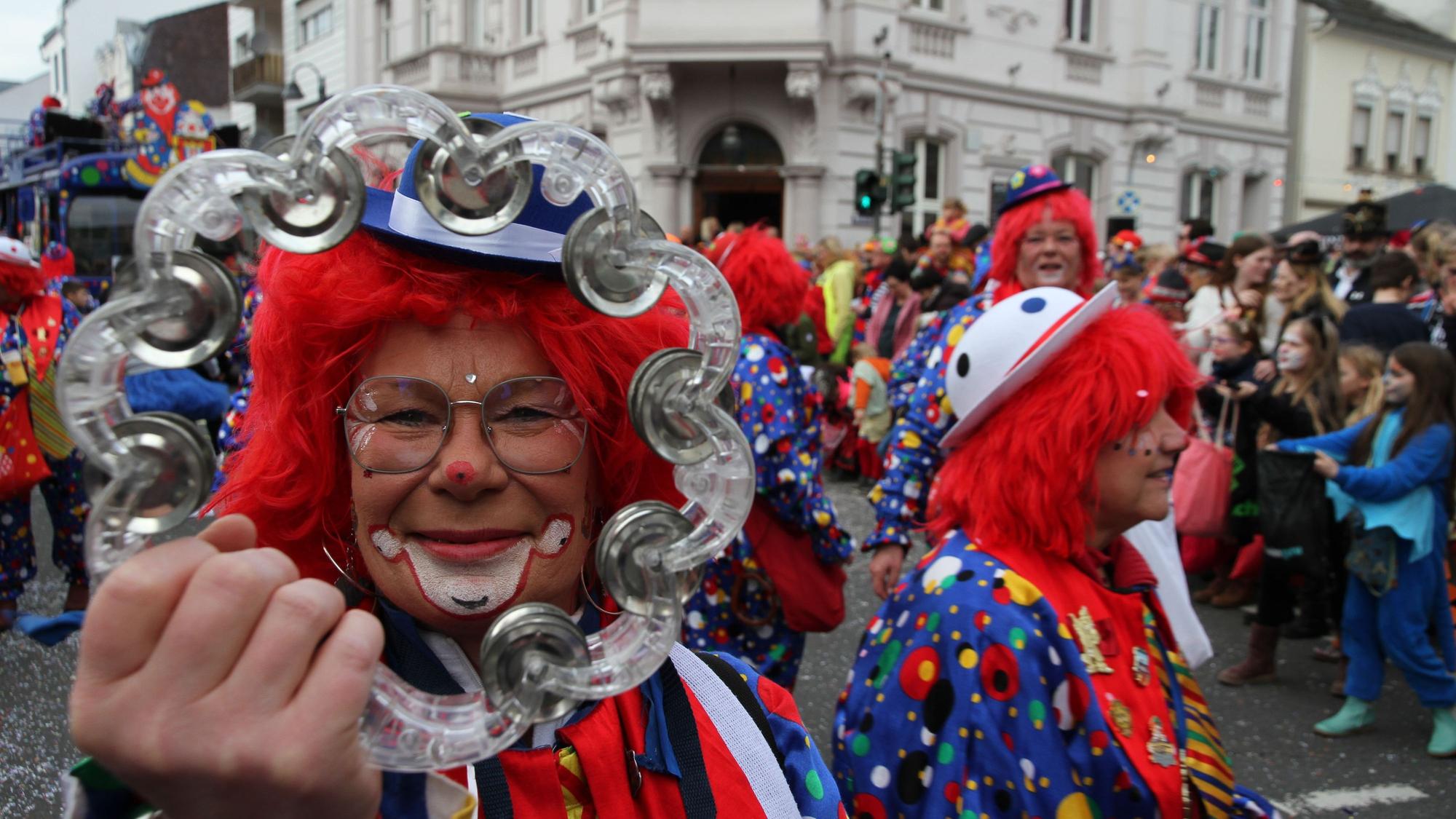 Rosenmontagszug in Siegburg.