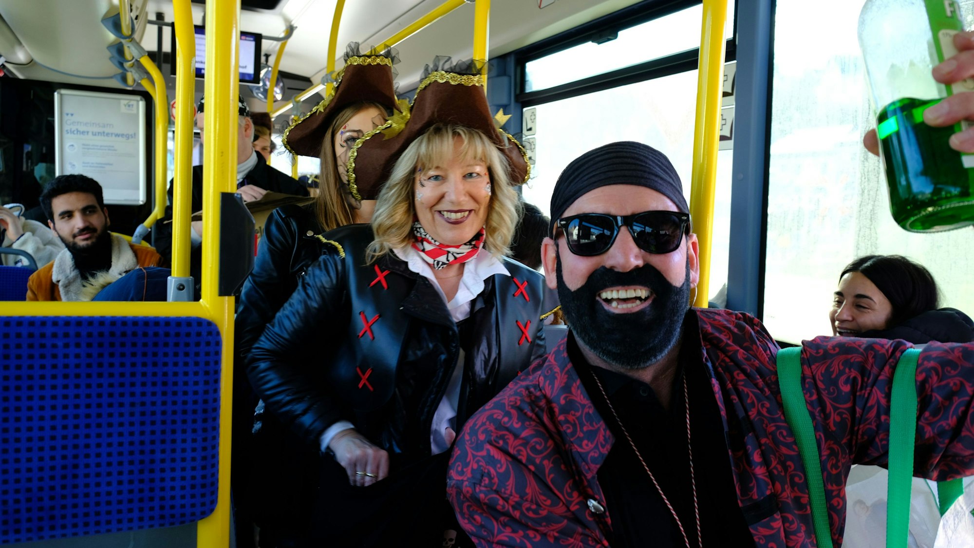 Das Bild zeigt als Piraten verkleidete Jecken in einem Linienbus.