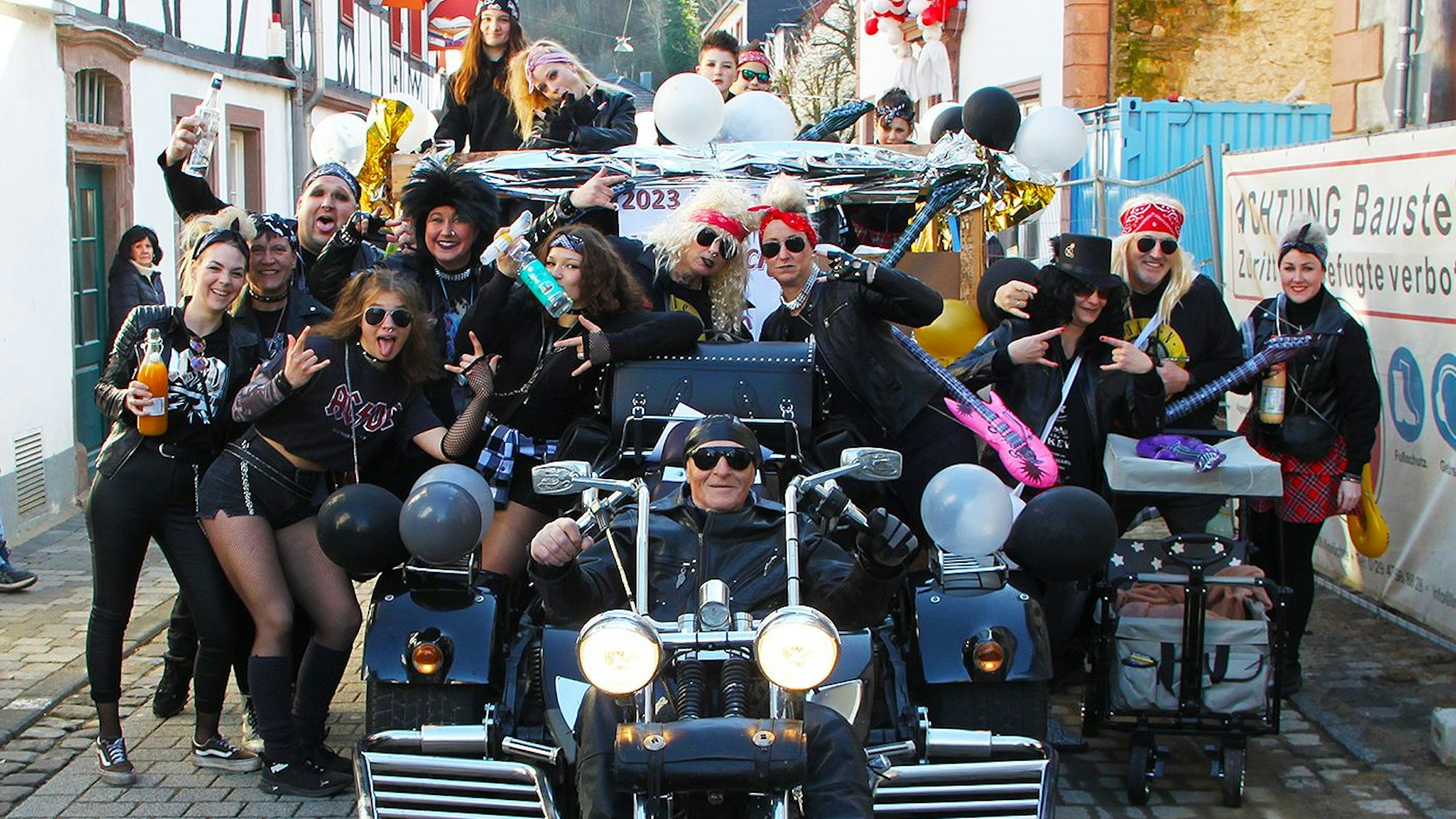 Die Gruppe des „Hard Rock Cafés“ für Blankenheim war mit dem Luxus-Trike der Hingucker des Rosenmontagszuges.