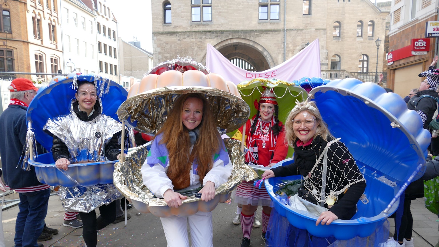 Im Südstadt-Zug wurden Sandkästen zu Kostümen umfunktioniert.