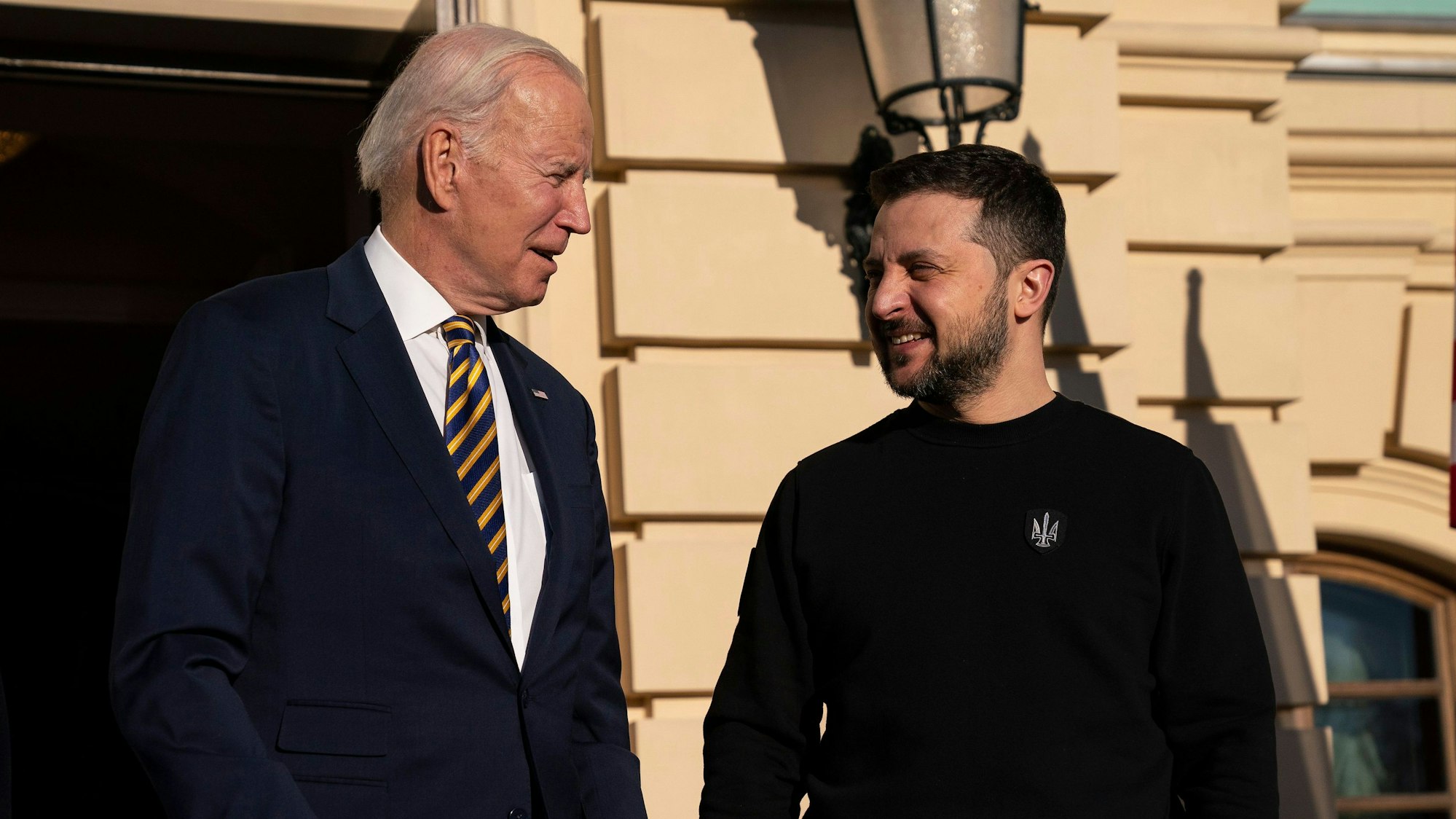 US-Präsident Joe Biden (l.) zu Besuch beim ukrainischen Präsidenten Wolodymyr Selenskyj. Biden war undercover nach Kiew gereist.