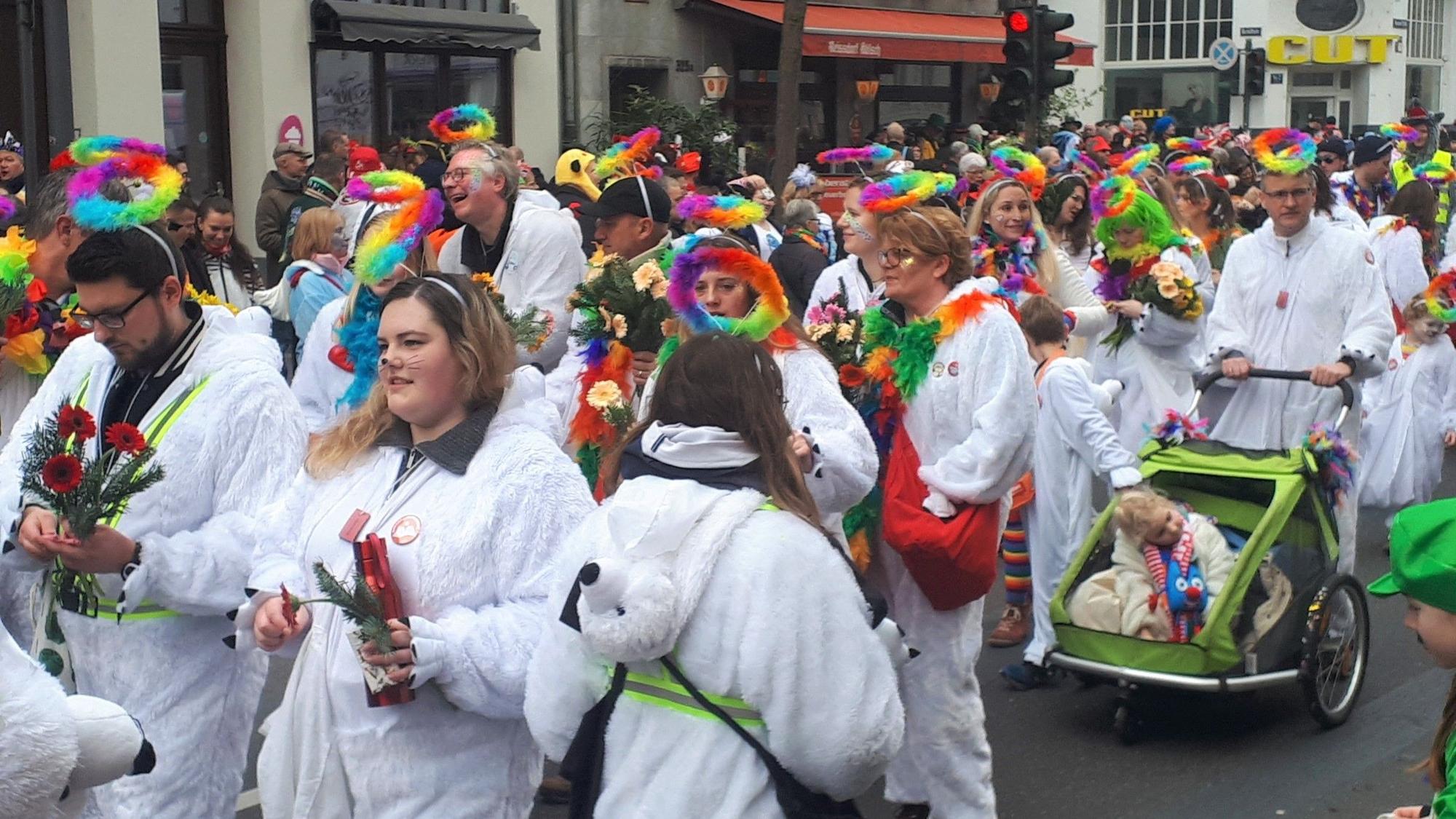Die Neppeser Eisbären vun 2005 gingen als farbenfrohe Regenbogen-Eisbärtruppe.
