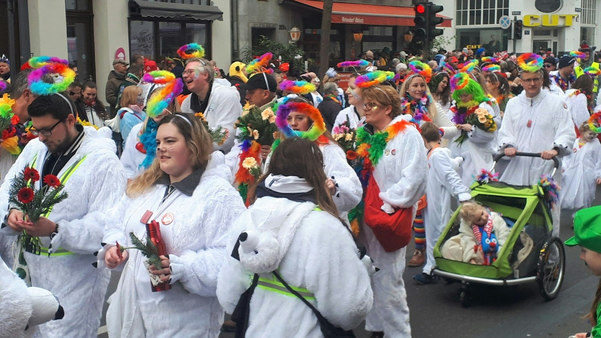 Die Neppeser Eisbären vun 2005 gingen als farbenfrohe Regenbogen-Eisbärtruppe.
