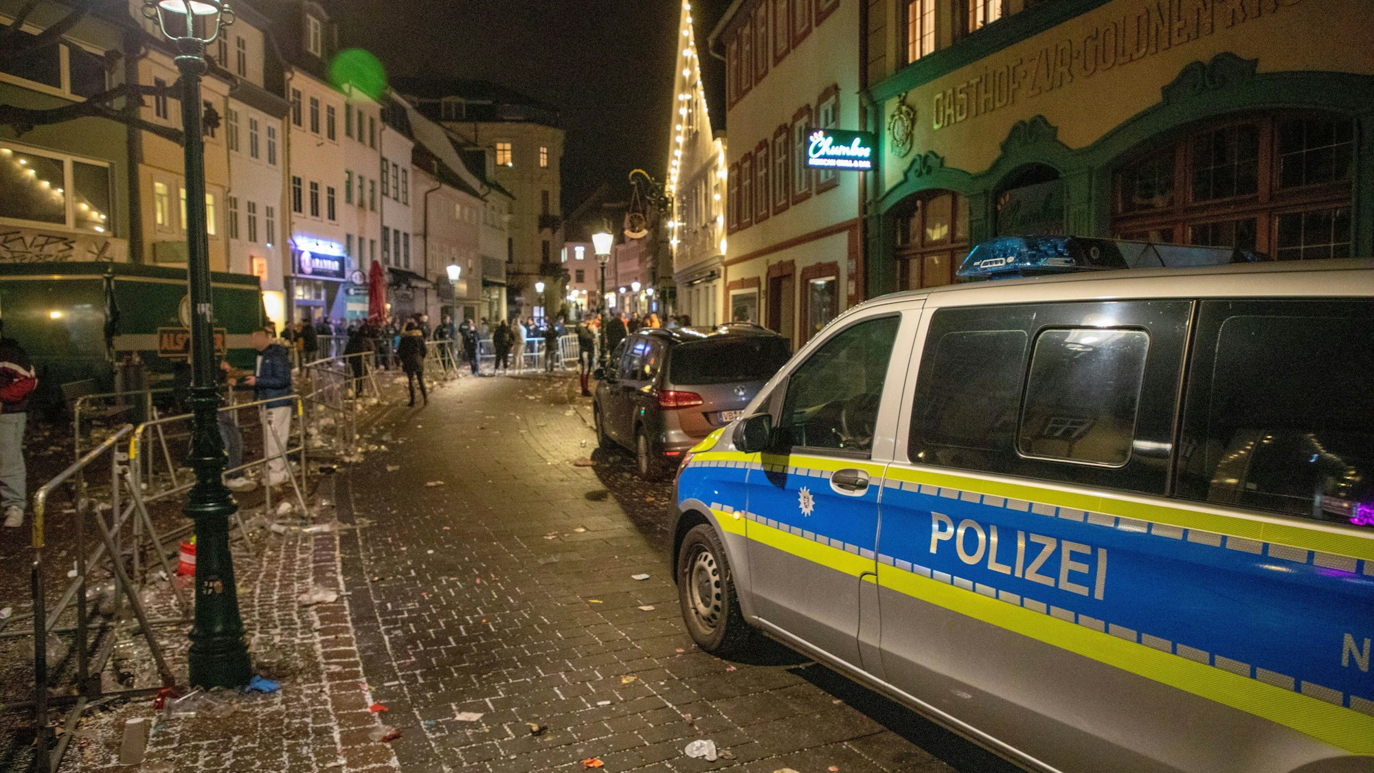 Es ist ein Polizeiwagen zu sehen, der auf der Straße steht.