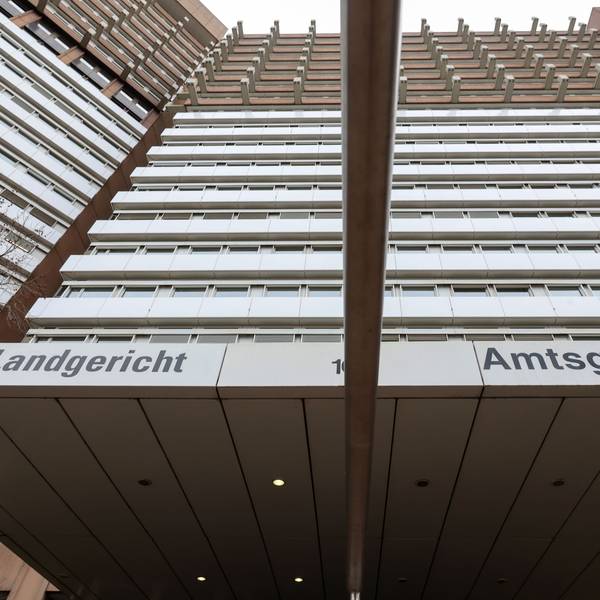 Das Bild zeigt den Eingang des Kölner Landgerichts.