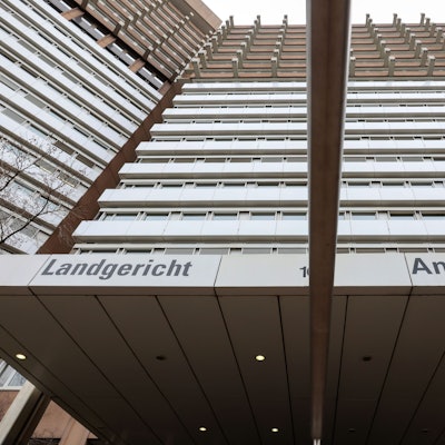 Das Bild zeigt den Eingang des Kölner Landgerichts.