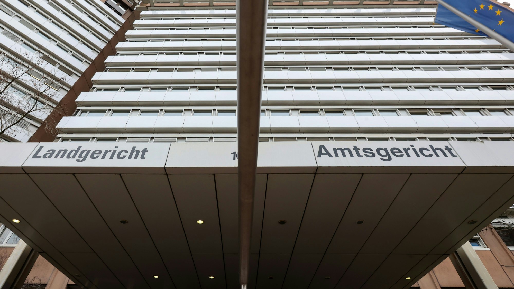 Das Bild zeigt den Eingang des Kölner Landgerichts.