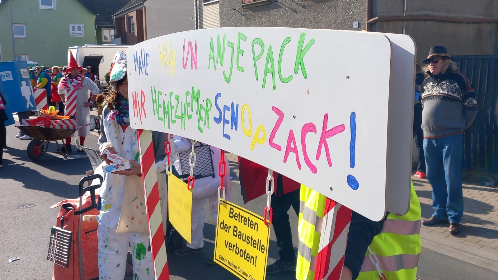 Die Familie Müller hat nach der Flut und im Rosenmontagszug von Heimerzheim bewiesen, dass sie auf Zack ist
