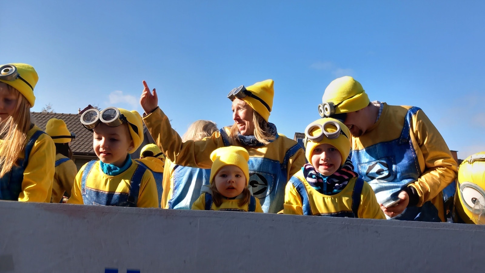 Als Minions waren internationale Gäste verkleidet, und auf einem Wagen im Rosenmontagszug Heimerzheim hatten sie allerbeste Aussicht.