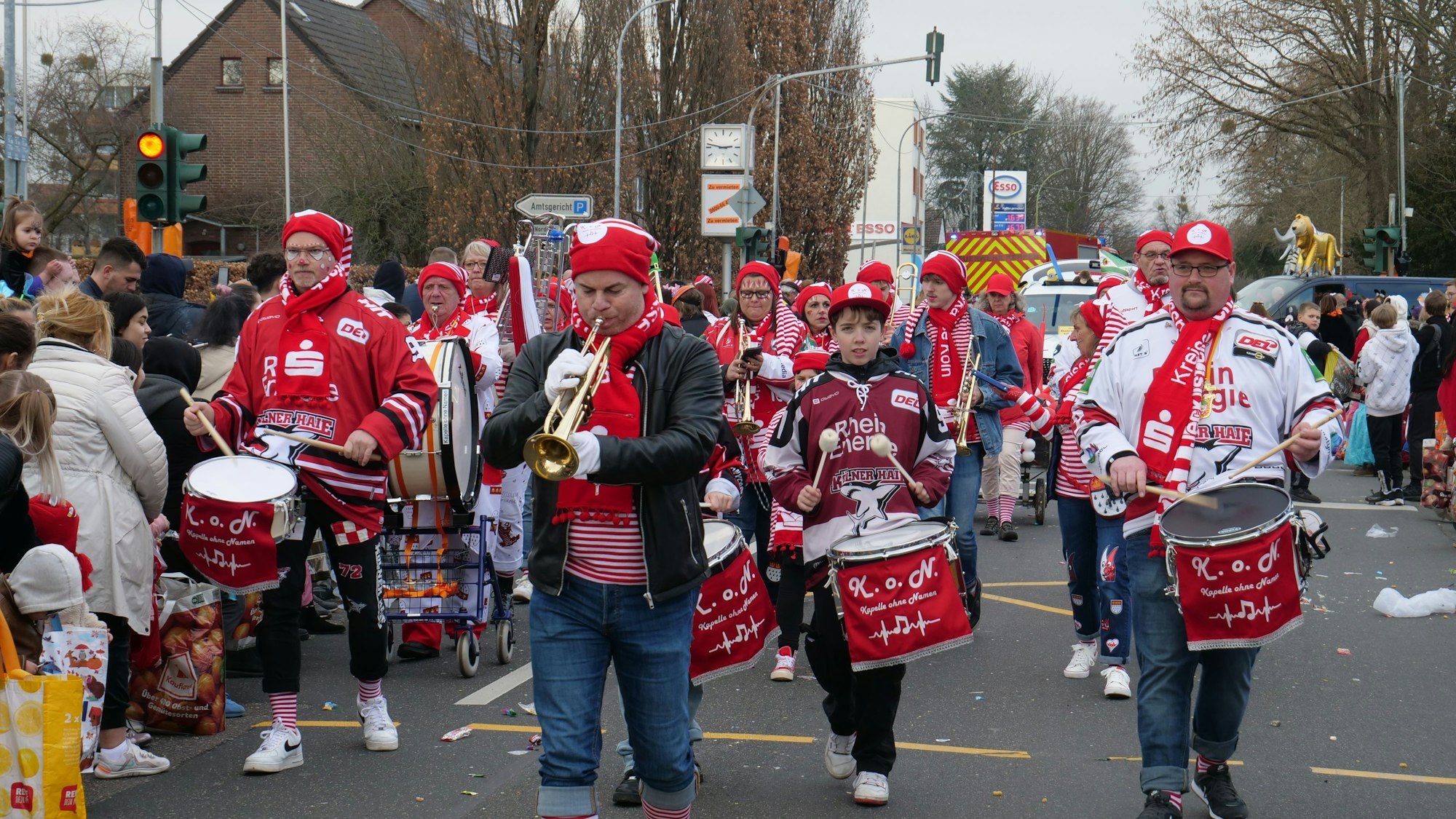 Die Kapelle, gekleidet in rot-weiß, geht im Zug mit.