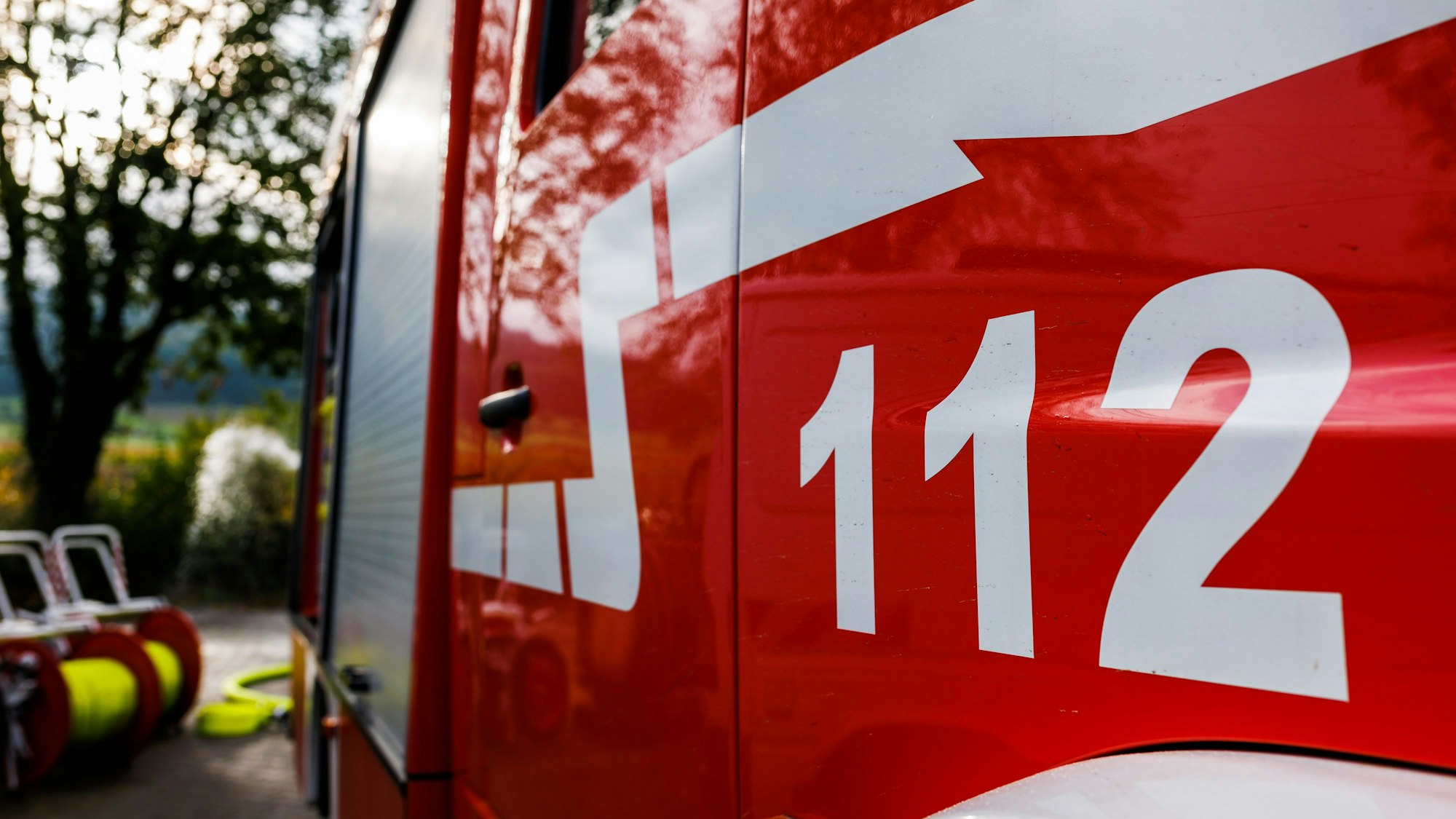 Man sieht die Seite eines Feuerwehr-Fahrzeugs.