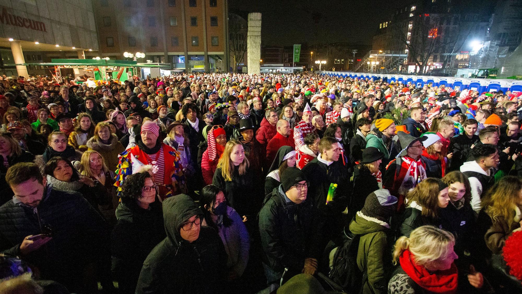 Hunderte Menschen fanden den Weg auf den Roncalliplatz.