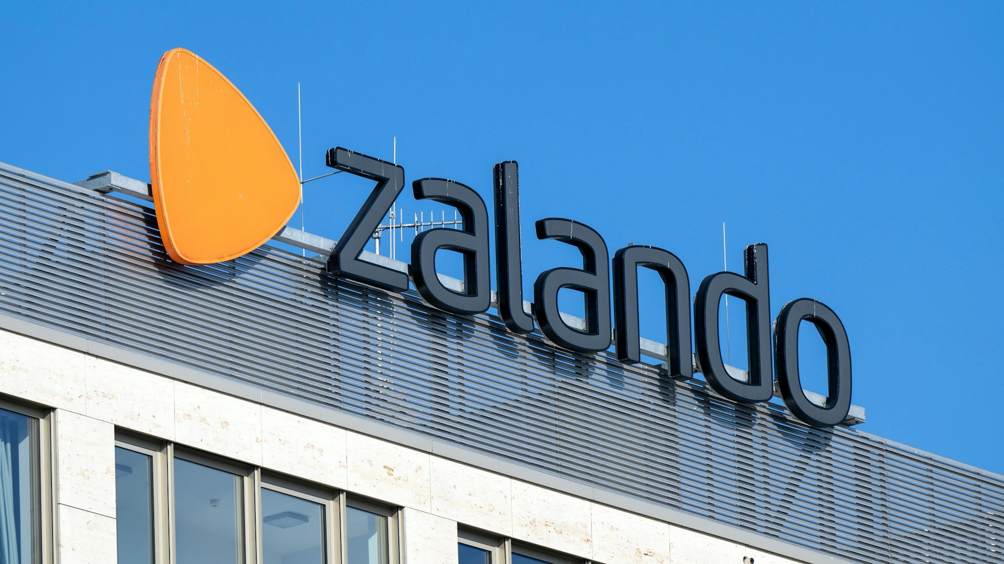 Das Logo des Online-Internethändlers Zalando auf einem Firmengebäude.