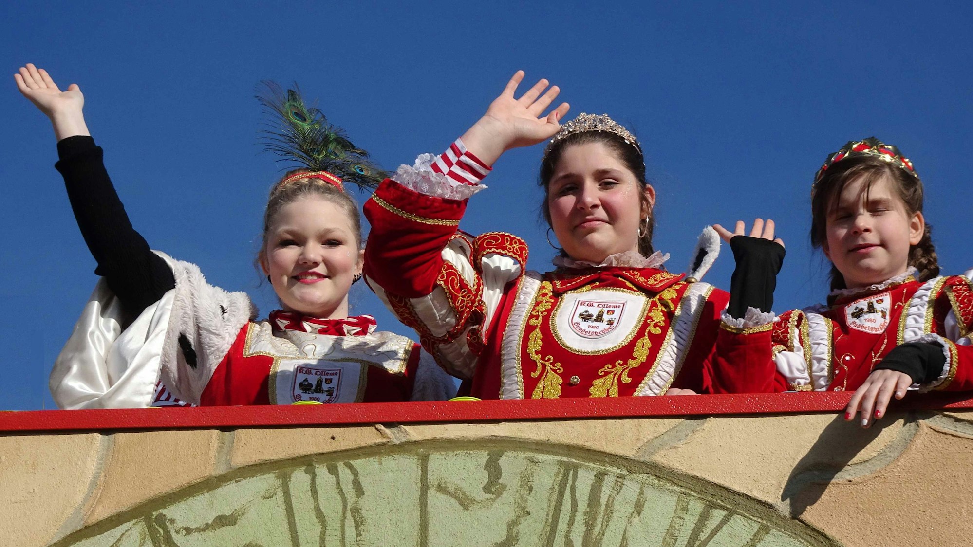 Karnevalszug 2023 Ollheim: Mädchendreigestirn von links Bäuerin Lucy (Kraus), Prinzessin Madeleine (Seyb) und Jungfrau Cosima (Seyb)
