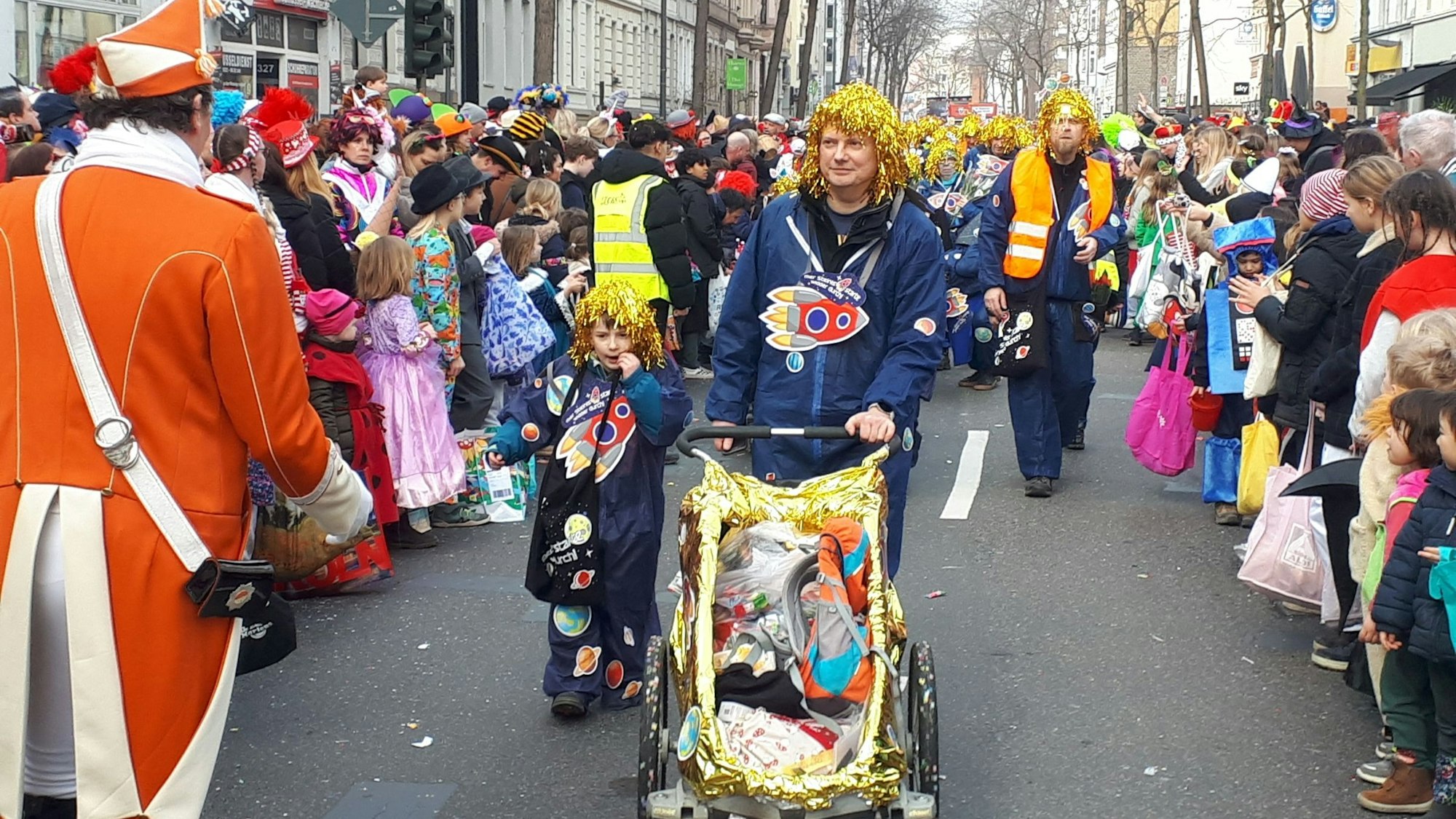Viele Zuschauer am Straßenrand.