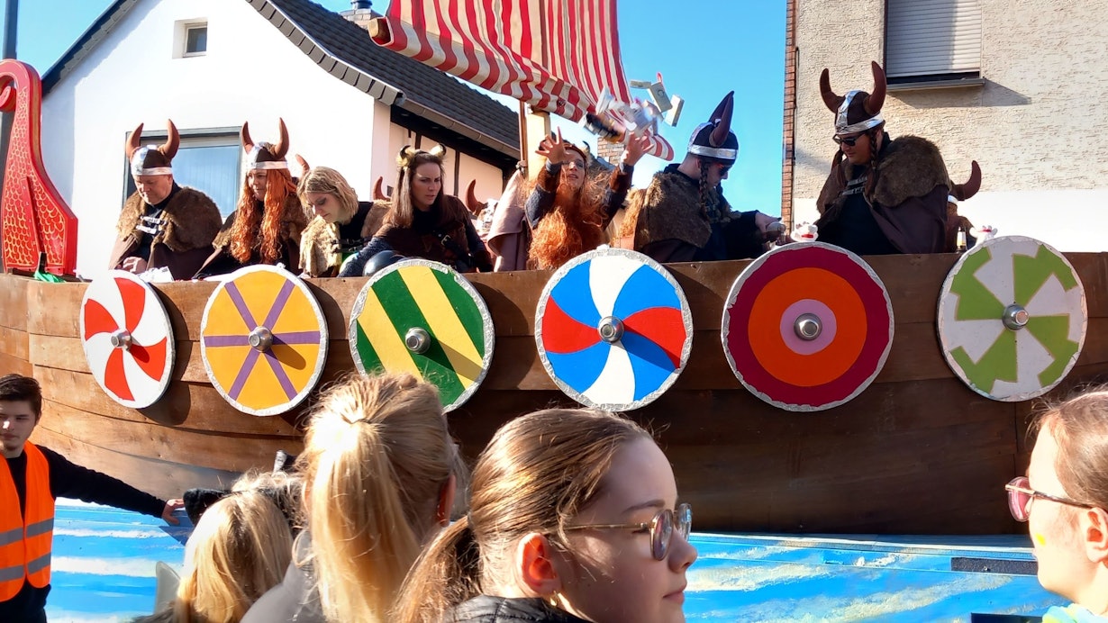 Wikinger behaupteten sich im Rosenmontagszug von Heimerzheim ganz oben auf der Gute-Laune-Welle.