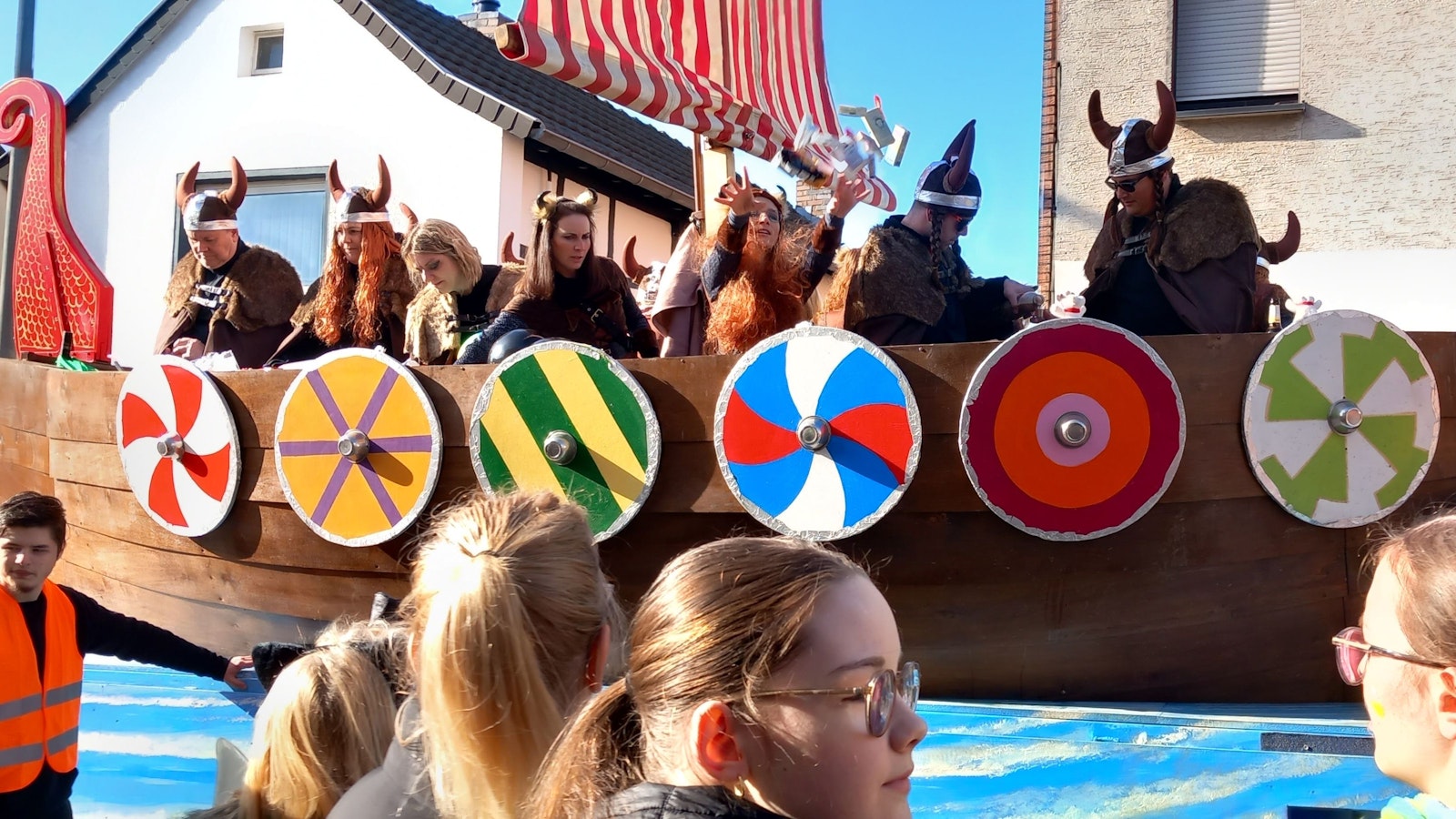 Wikinger behaupteten sich im Rosenmontagszug von Heimerzheim ganz oben auf der Gute-Laune-Welle.