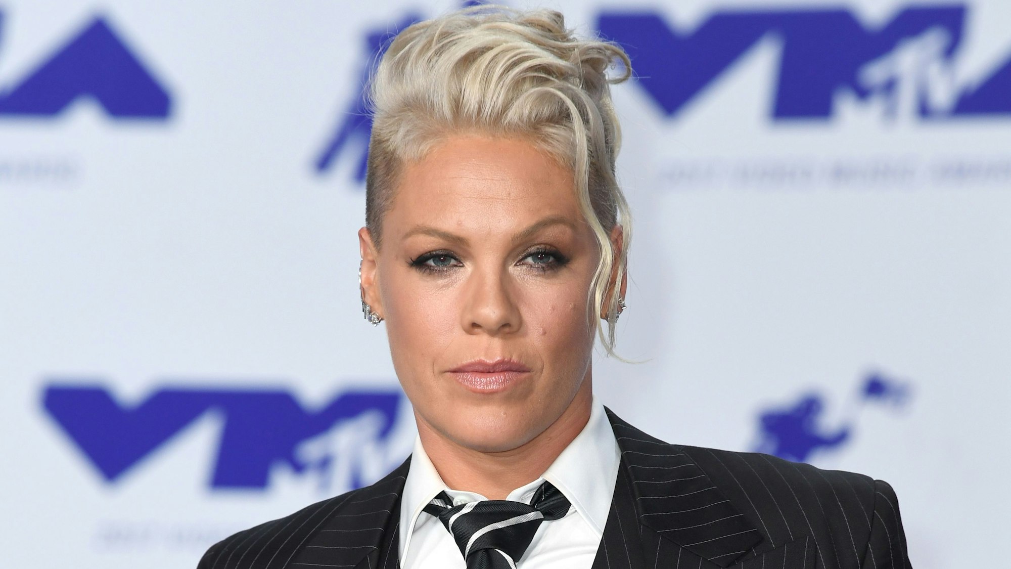ARCHIV - 28.08.2017, USA, Los Angeles: Pink, Sängerin aus den USA, kommt zur Verleihung der MTV Video Music Awards.