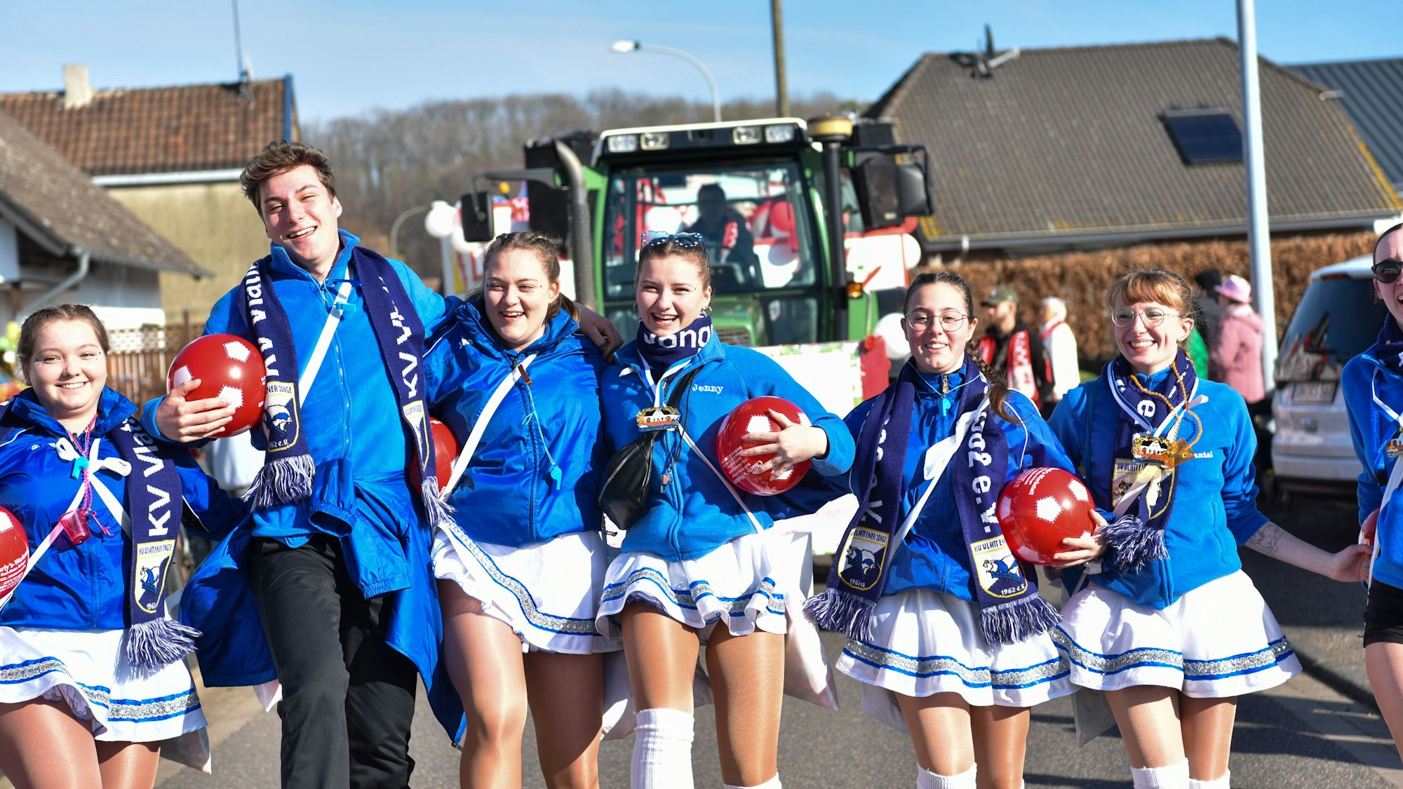 Endlich wieder fiere und danze: Die Jungs und Mädels der KV Vlatten hatten sichtlich Spaß an der Freud beim Zoch durch ihren Heimatort.