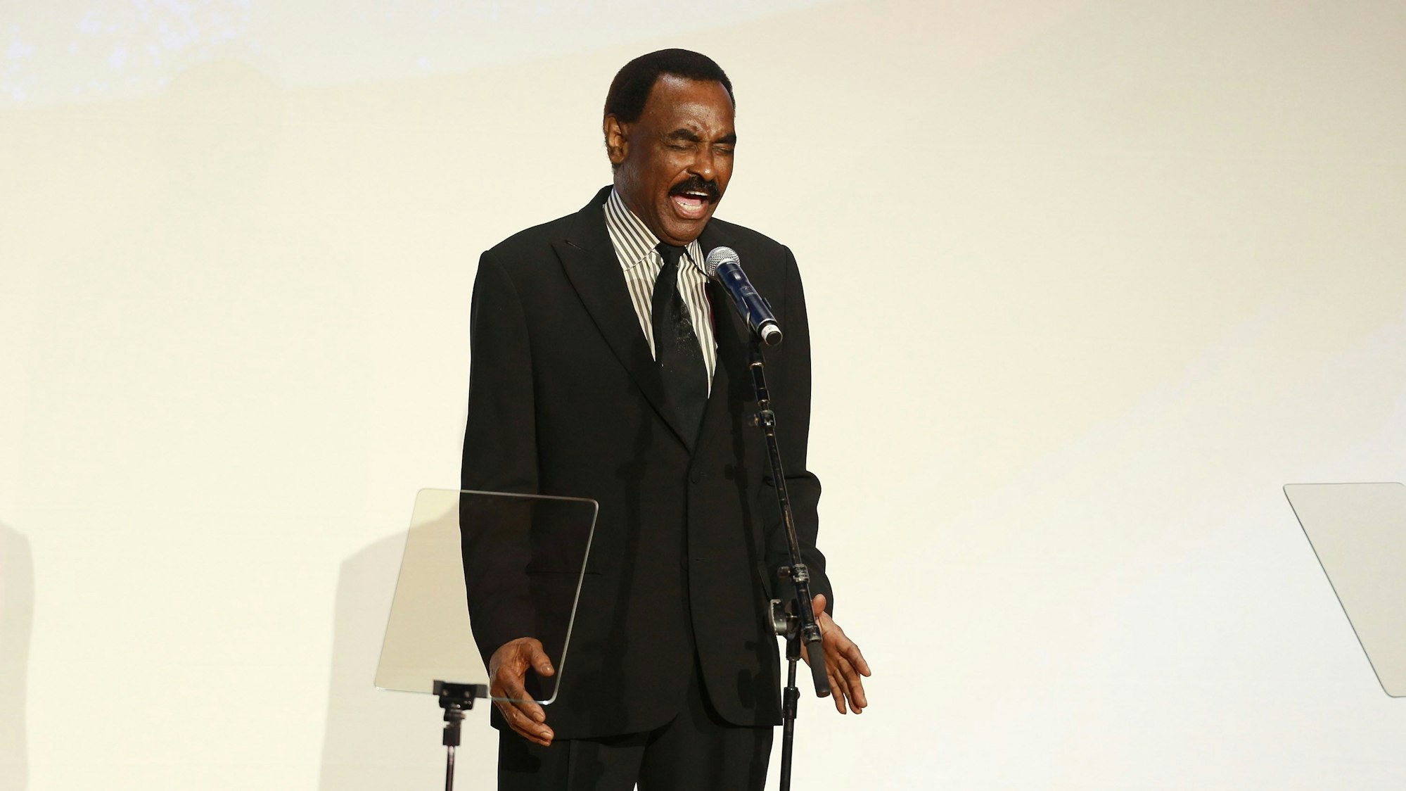 Chuck Jackson singt.