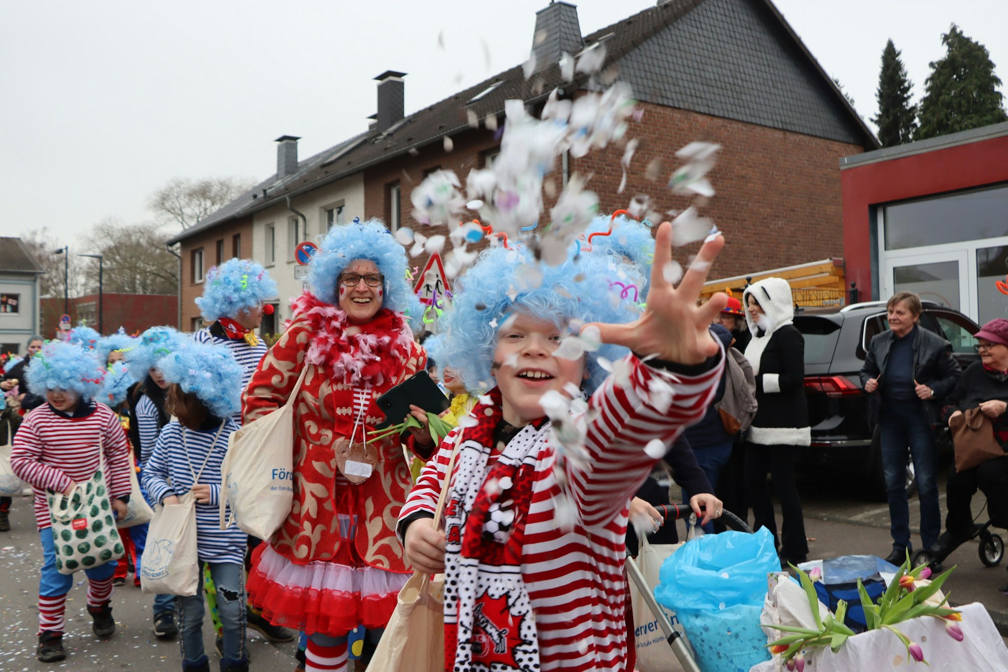 In Regenbogenfarben gehüllt und mit Sonnen auf dem Kopf laufen die Jecken im Zug mit.