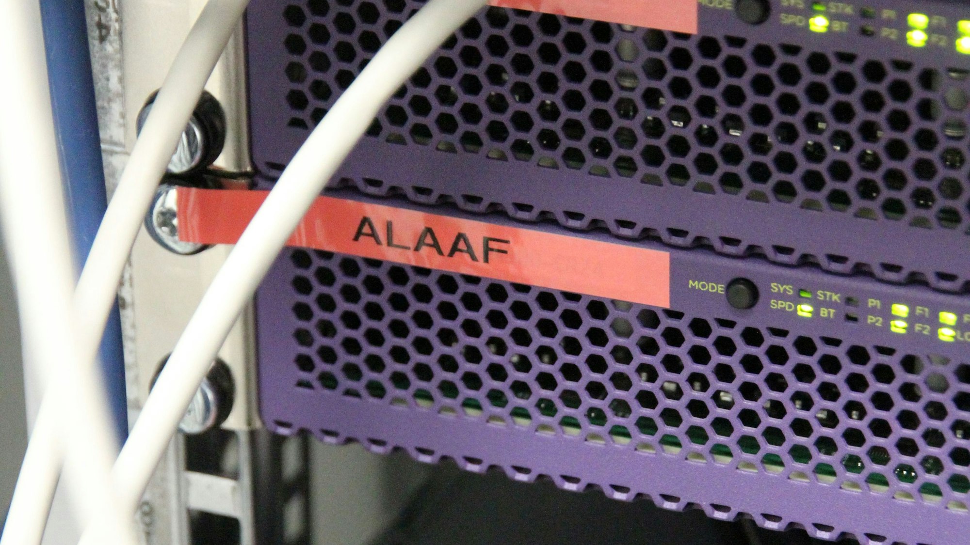 Blick auf die Technik und einen Sticker mit „Alaaf“.