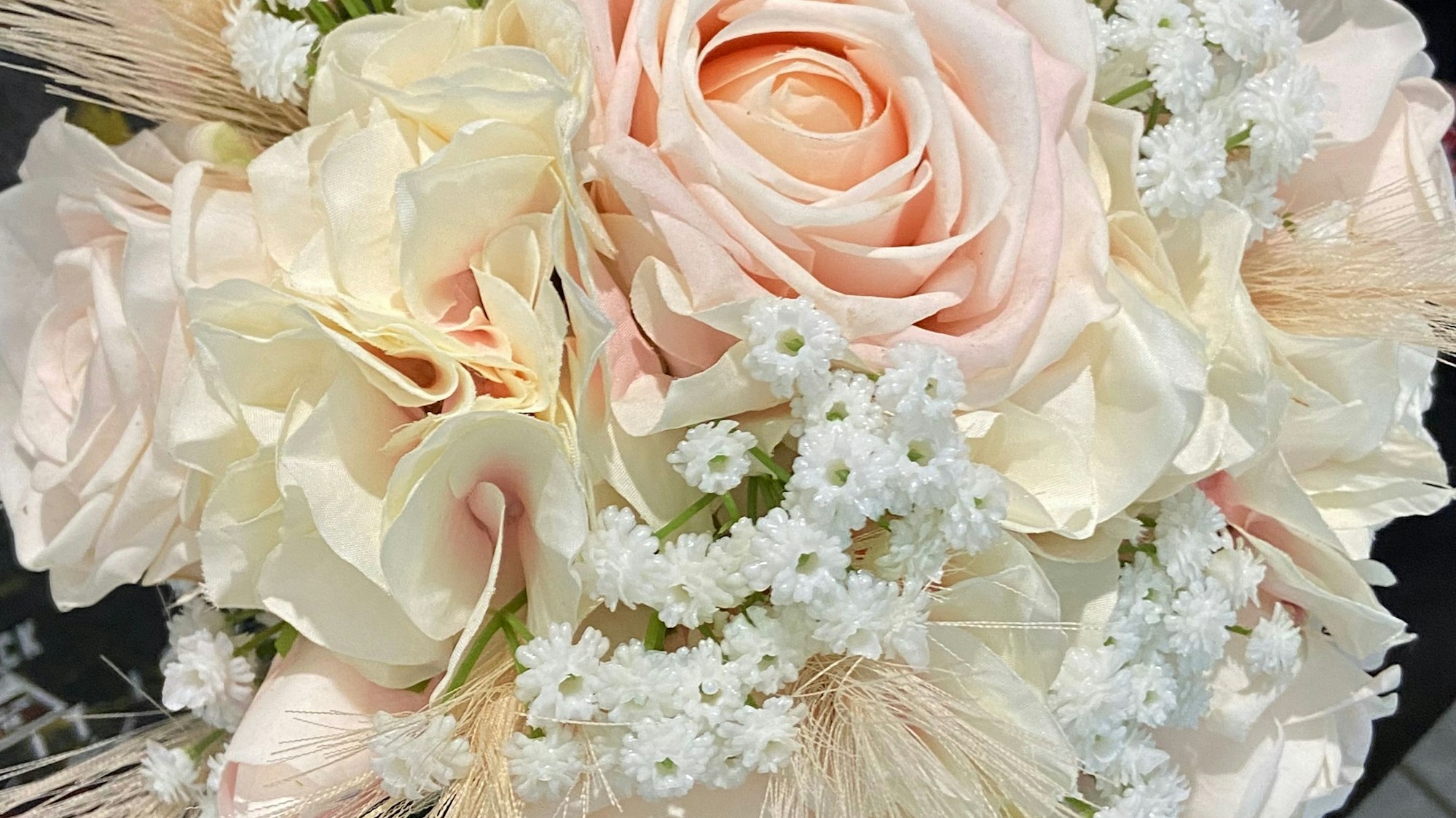 Das Foto zeigt einen Brautstrauß aus weißen und zartrosa Blumen, den Joline Altstadt und Rafael Gassen gebunden haben.