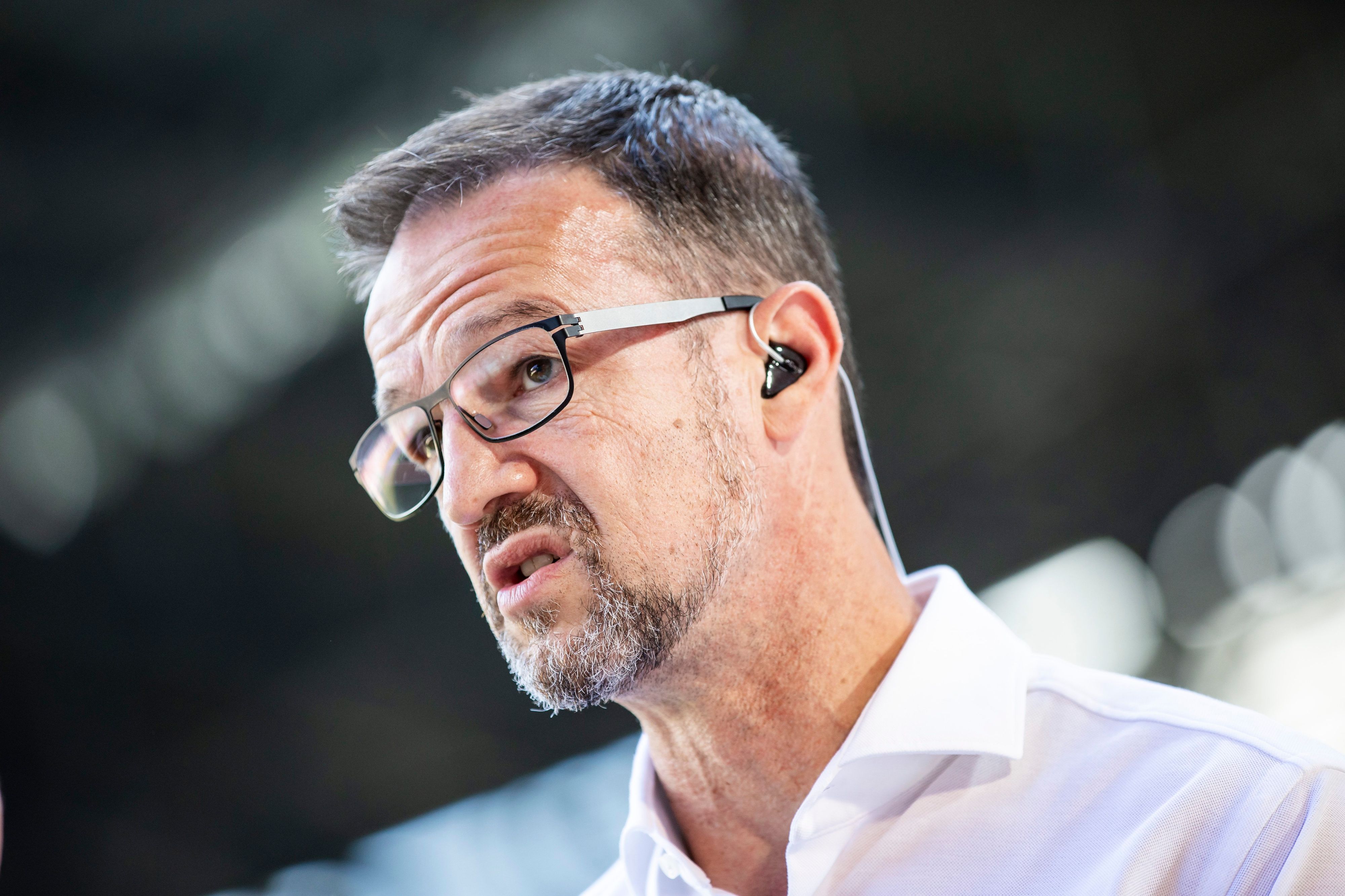 Fredi Bobic, ehemaliger Sport-Geschäftsführer von Hertha BSC Berlin steht vor dem Spiel im Stadion.