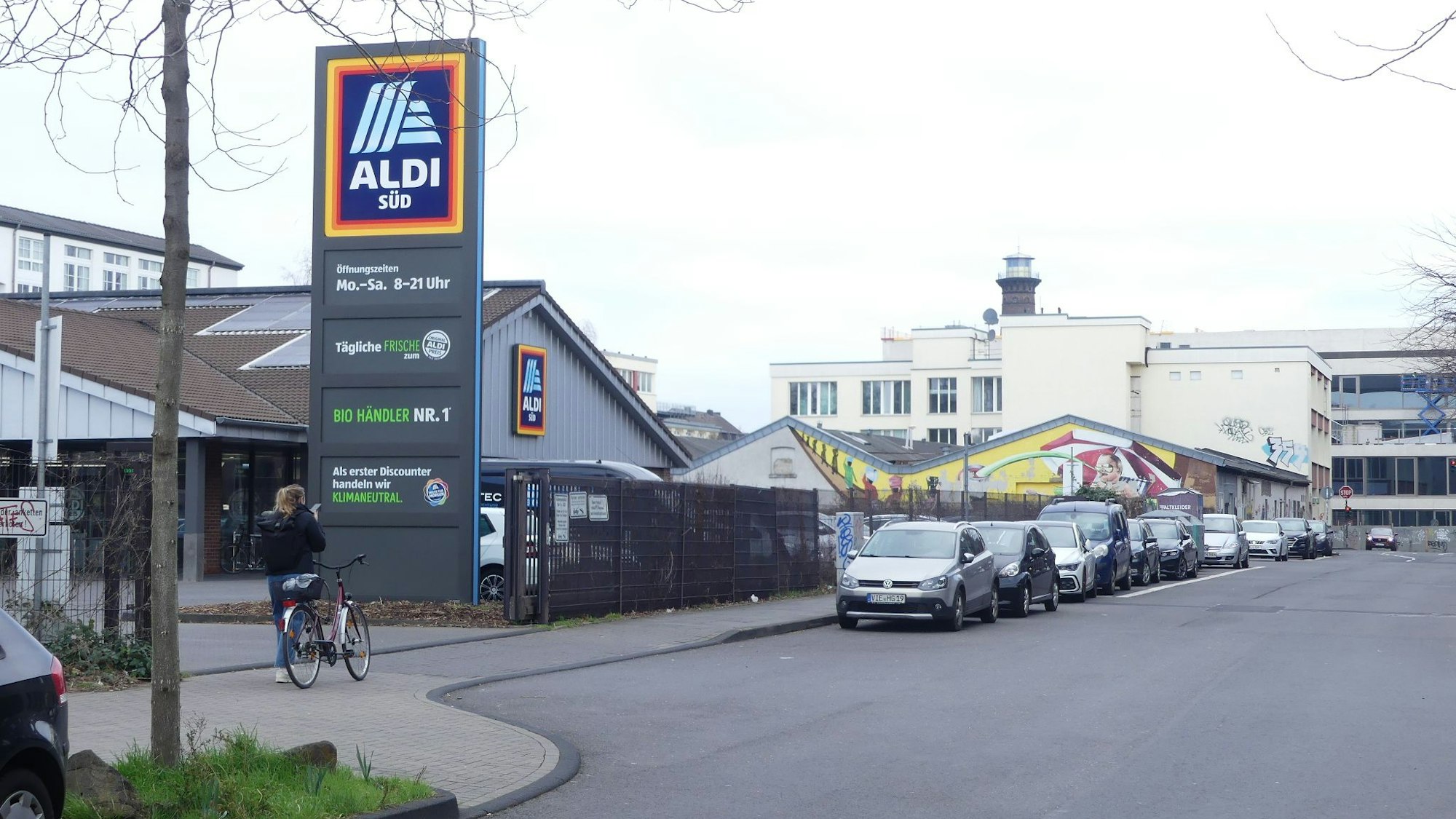 Die Aldi-Filiale am Grünen Weg von außen mit parkenden Autos.