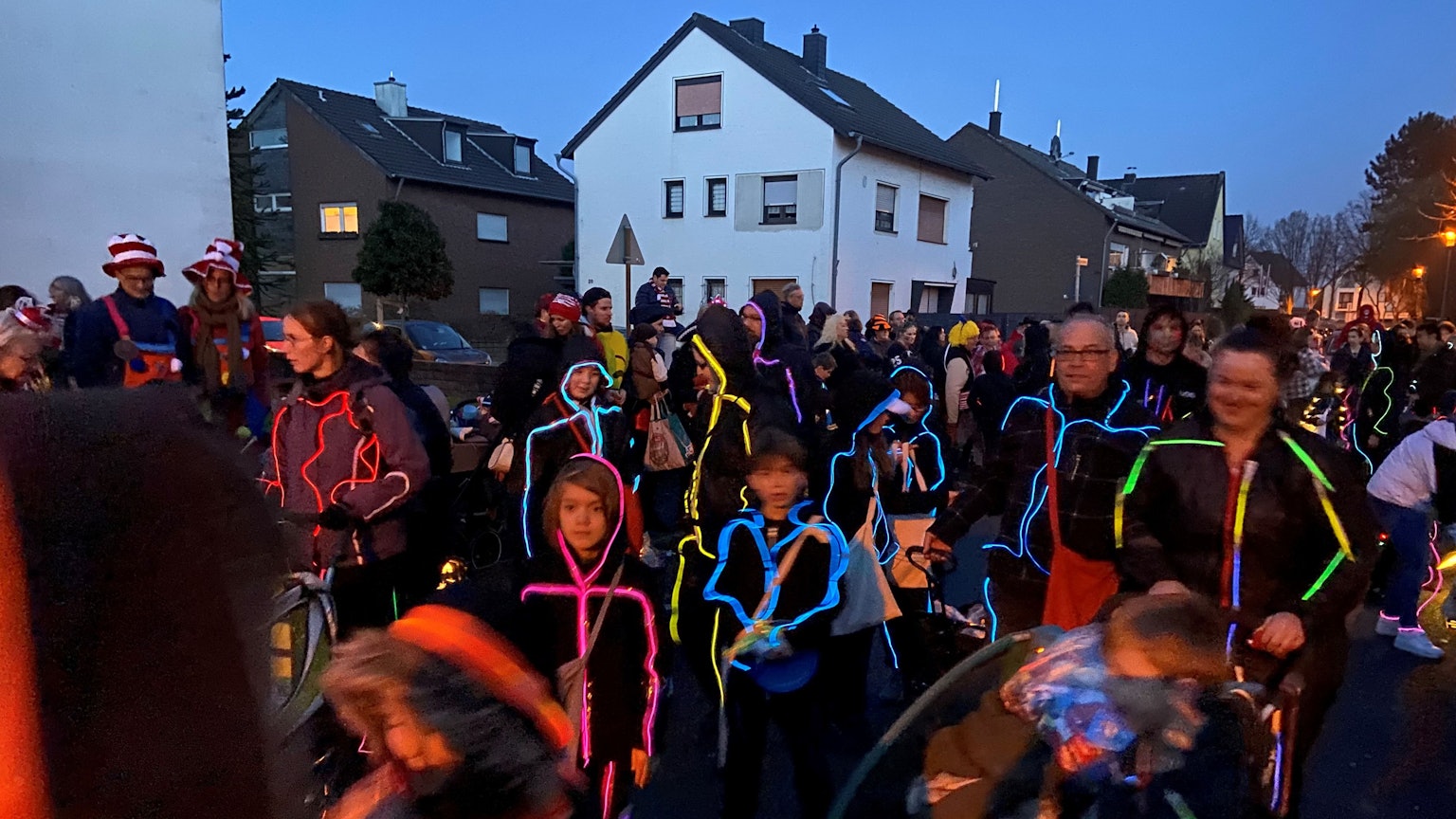 Lichterzug in Zündorf: Zum Abschluss leuchten die Jecken in Zündorf.