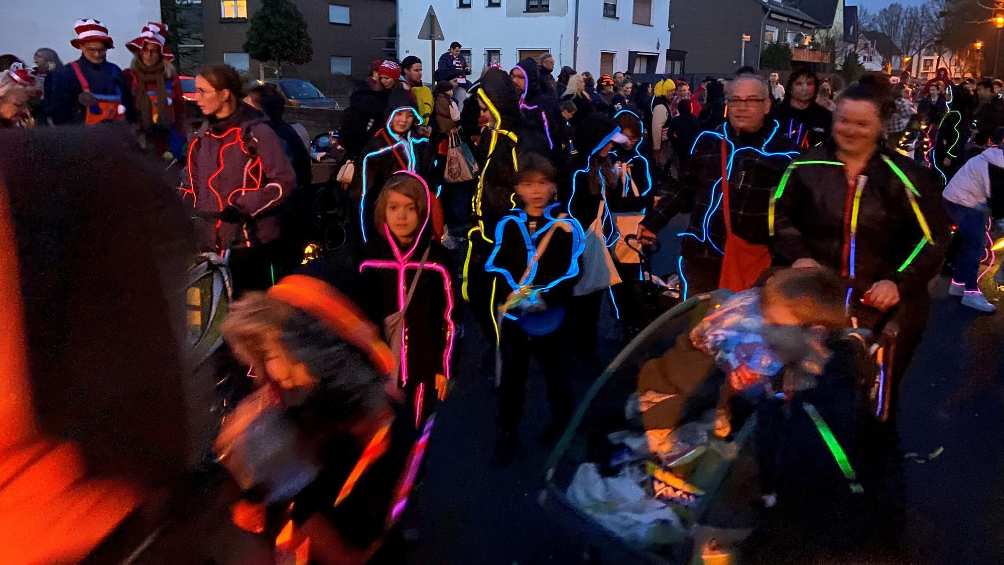 Lichterzug in Zündorf: Zum Abschluss leuchten die Jecken in Zündorf.