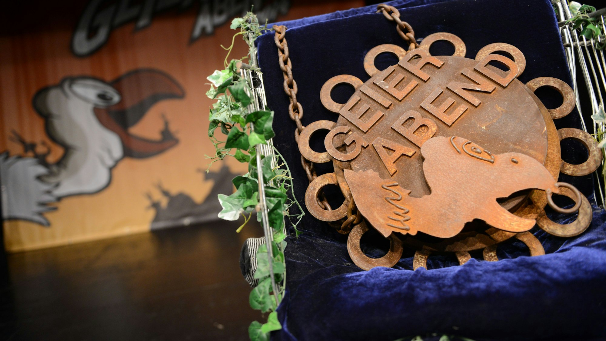 Bei dem karnevalistischen Schrott-Orden handelt es sich um ein 28 Kilogramm schweren Orden aus Rost, der das Logo des Dortmunder Geierabendsträgt. Hier zu sehen ist die Version 2014.