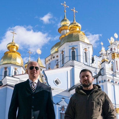 Joe Biden (l), Präsident der USA, geht neben Wolodymyr Selenskyj, Präsident der Ukraine, an der Kathedrale mit der goldenen Kuppel von St. Michael (Kiew, Ukraine). Unter strengsten Sicherheitsvorkehrungen ist US-Präsident Joe Biden am 20.02.2023 zu einem Besuch in der Ukraine eingetroffen.