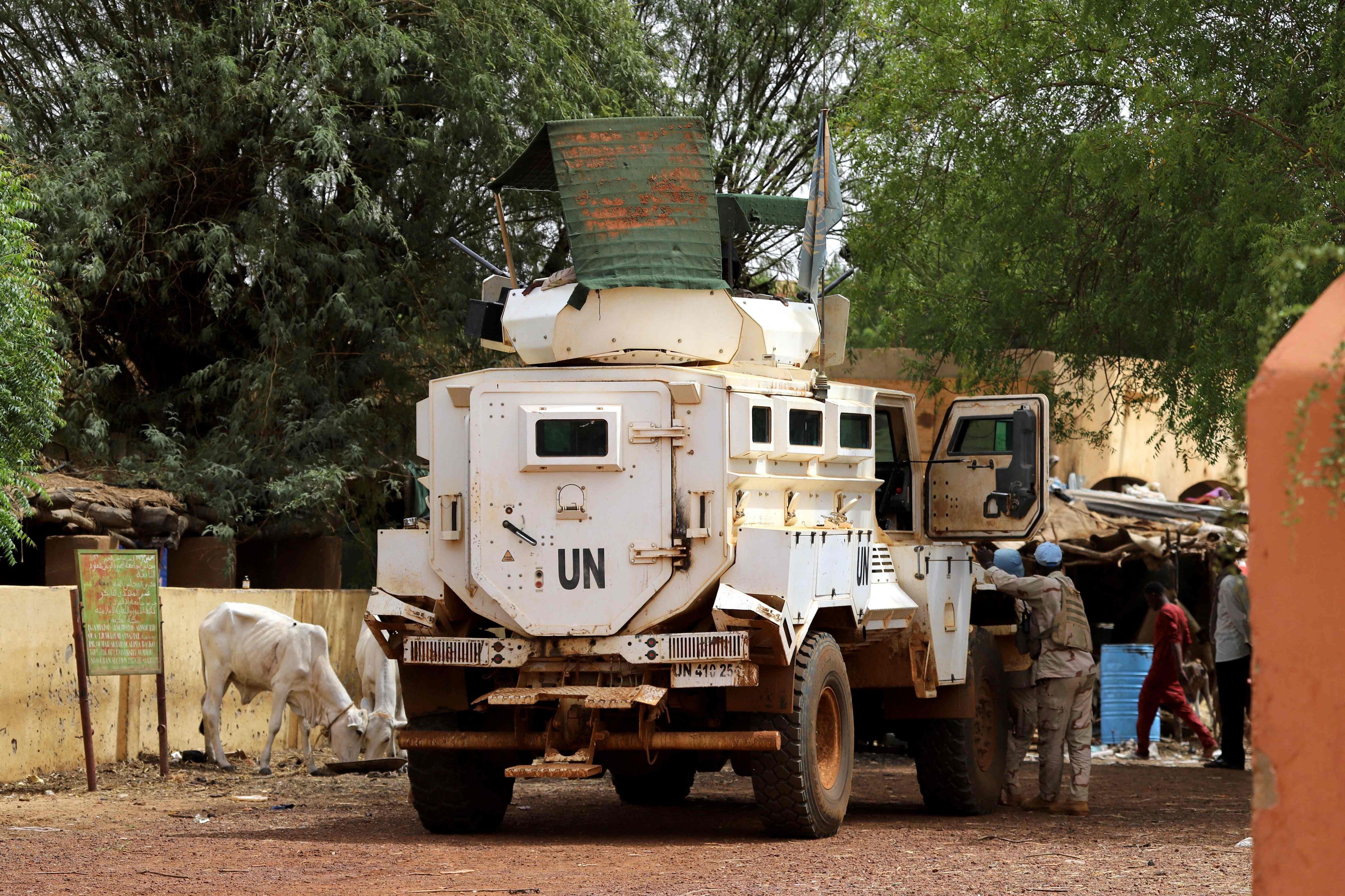 Soldaten der UN-Friedensmission in Mali stehen an einem Militärfahrzeug.