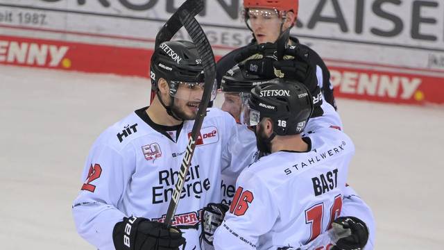 Jason Bast Koelner Haie 16 rechts erzielt einen Treffer, Fischtown Pinguins - Koelner Haie, Eishockey, Deutsche Eishockey Liga, DEL, 19.02.2023 Bremerhaven Bremen Deutschland *** Jason Bast Koelner Haie 16 right scores a goal, Fischtown Pinguins Koelner Haie, ice hockey, German Ice Hockey League, DEL, 19 02 2023 Bremerhaven Bremen Germany Copyright: xkolbert-press/BurghardxSchreyerx