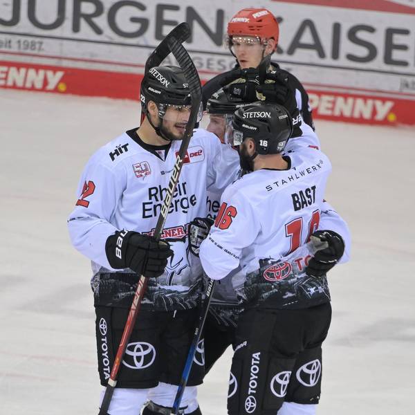 Jason Bast Koelner Haie 16 rechts erzielt einen Treffer, Fischtown Pinguins - Koelner Haie, Eishockey, Deutsche Eishockey Liga, DEL, 19.02.2023 Bremerhaven Bremen Deutschland *** Jason Bast Koelner Haie 16 right scores a goal, Fischtown Pinguins Koelner Haie, ice hockey, German Ice Hockey League, DEL, 19 02 2023 Bremerhaven Bremen Germany Copyright: xkolbert-press/BurghardxSchreyerx