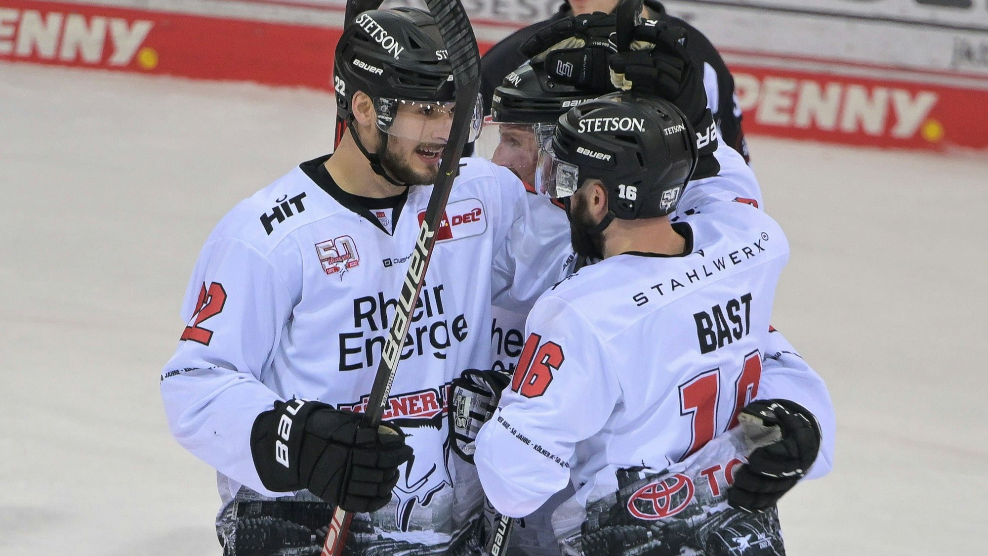 Jason Bast Koelner Haie 16 rechts erzielt einen Treffer, Fischtown Pinguins - Koelner Haie, Eishockey, Deutsche Eishockey Liga, DEL, 19.02.2023 Bremerhaven Bremen Deutschland *** Jason Bast Koelner Haie 16 right scores a goal, Fischtown Pinguins Koelner Haie, ice hockey, German Ice Hockey League, DEL, 19 02 2023 Bremerhaven Bremen Germany Copyright: xkolbert-press/BurghardxSchreyerx