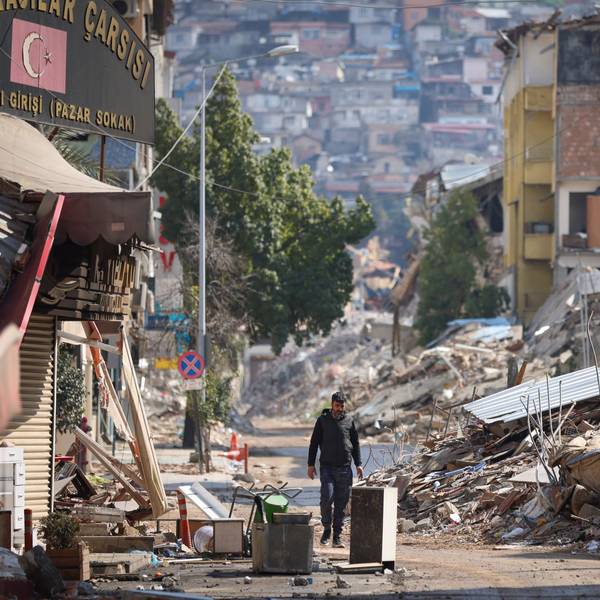 21.02.2023, Türkei, Antakya: Ein Mann geht an zerstörten Gebäuden entlang. Nach dem verheerenden Erdbeben am 06.02.2023 in der türkisch-syrischen Grenzregion kommt es immer wieder zu heftigen Nachbeben. Bei dem erneuten Erdbeben in der Südosttürkei ist die Zahl der Todesopfer weiter gestiegen. Foto: Unal Cam/AP/dpa +++ dpa-Bildfunk +++
