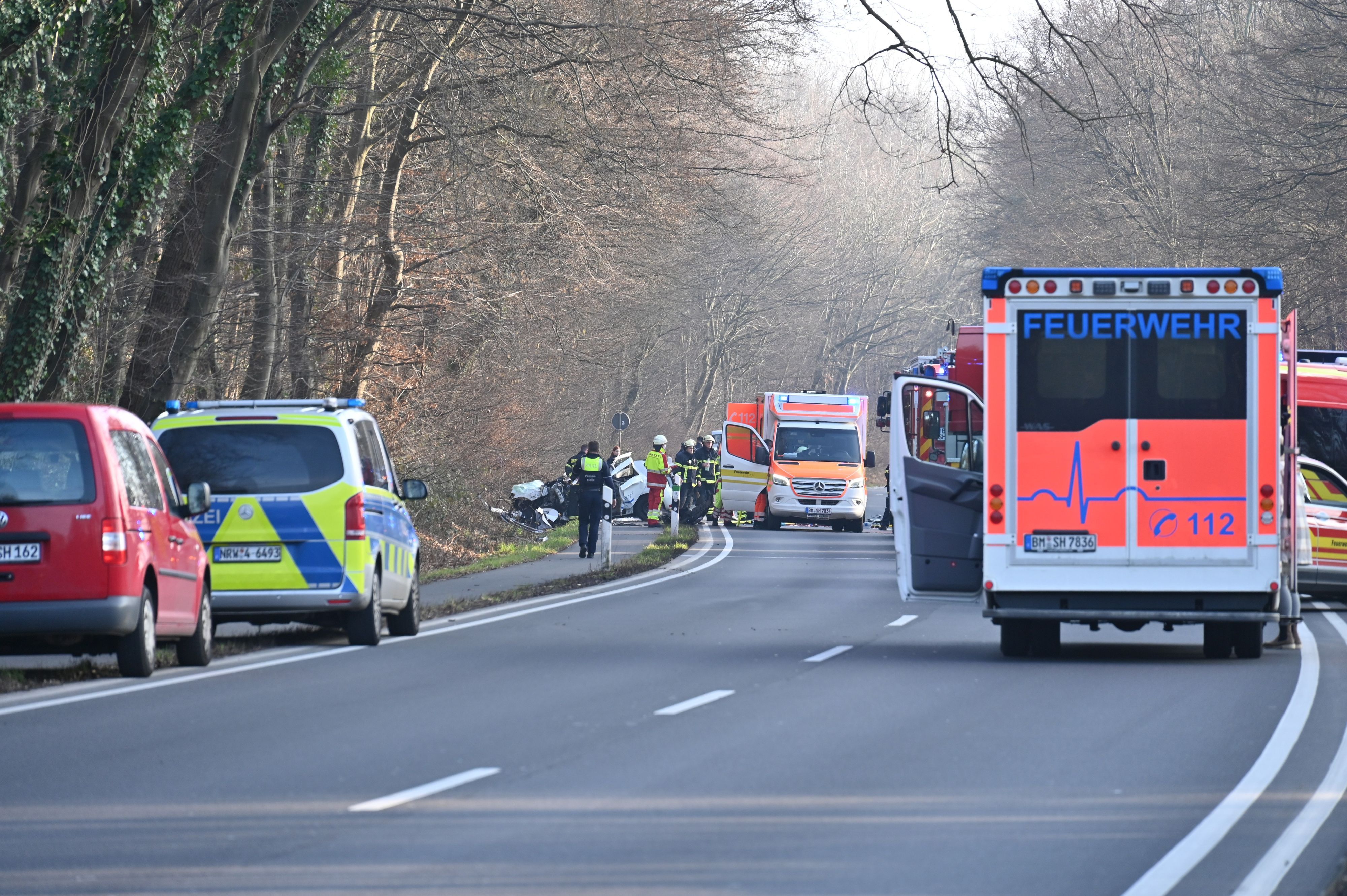 Das Bild zeigt mehrere Einsatzkräfte an der Unfallstelle auf der gesperrten Luxemburger Straße.