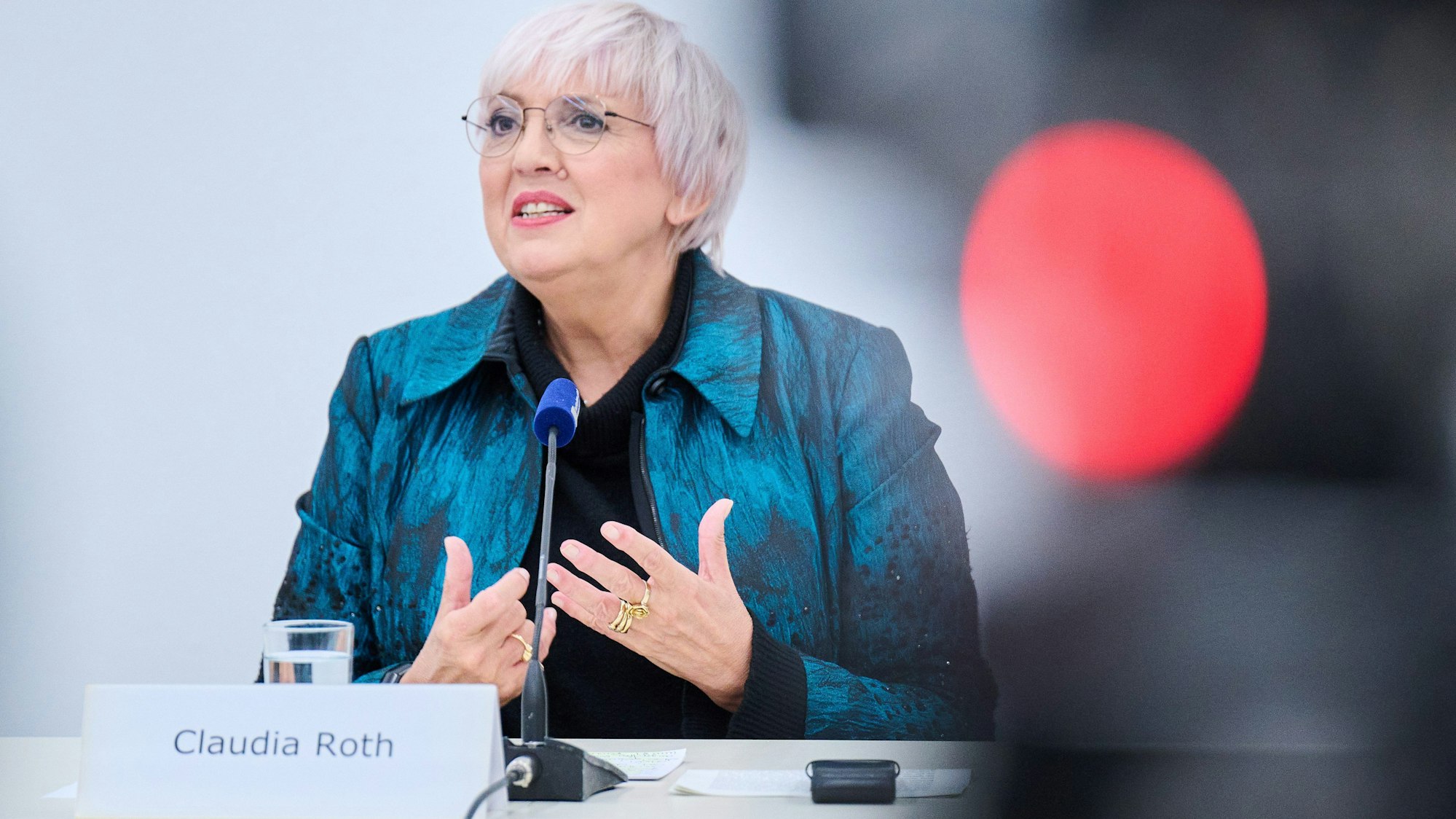 Kulturstaatsministerin Claudia Roth (Bündnis 90/Die Grünen) spricht in der Nationalgalerie der Gegenwart im Hamburger Bahnhof.