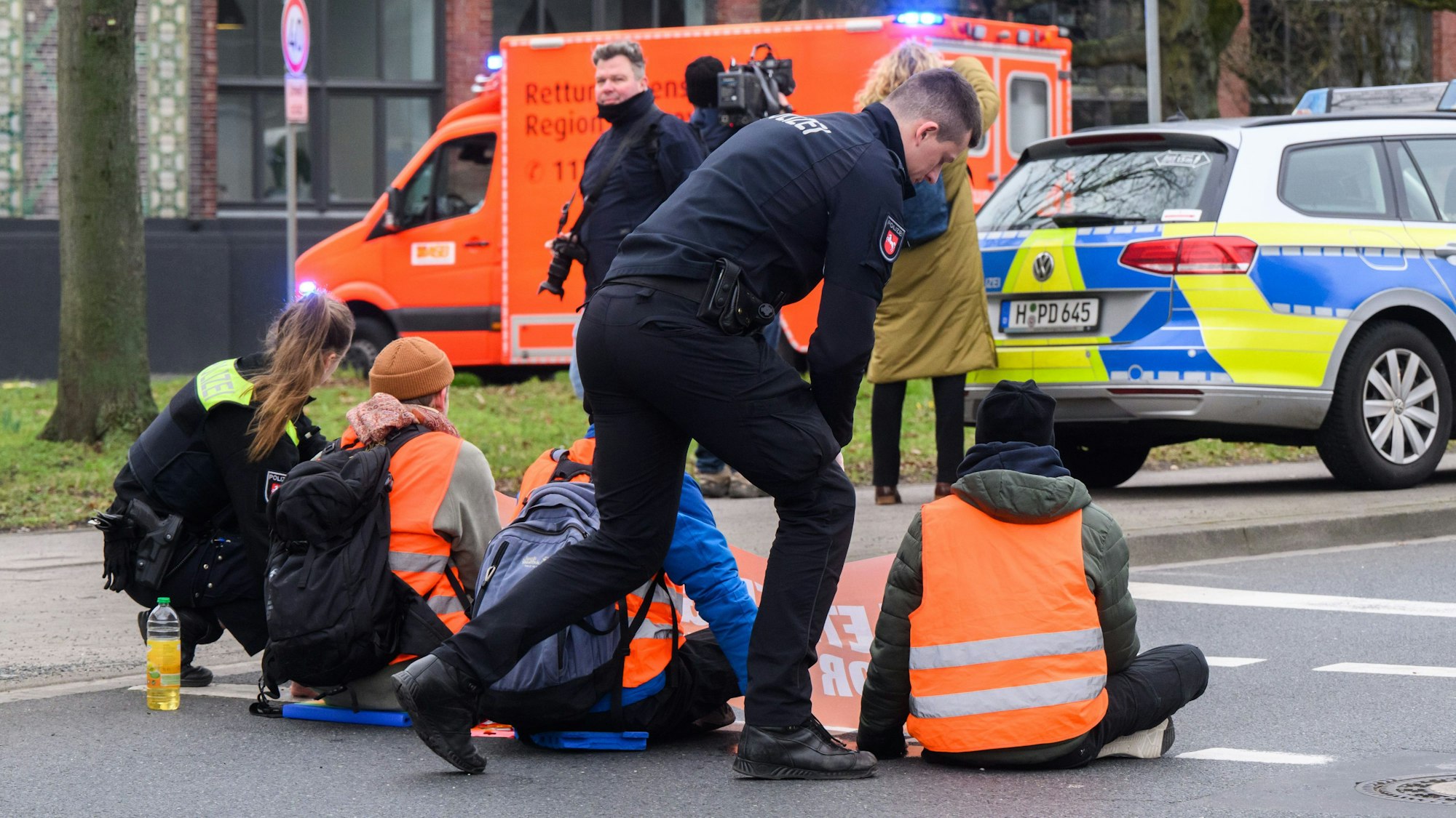 Bekanntgeworden sind die Aktivistinnen und Aktivisten der Letzten Generation vor allem für die Klima-Aktionen auf Straßen. Vor dem Kanzleramt in Berlin haben sie am Dienstag einen Baum gefällt. (Symbolbild)