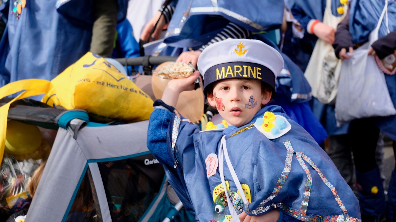 In Sülz war am Dienstag ein kleiner Matrose im Zug unterwegs.